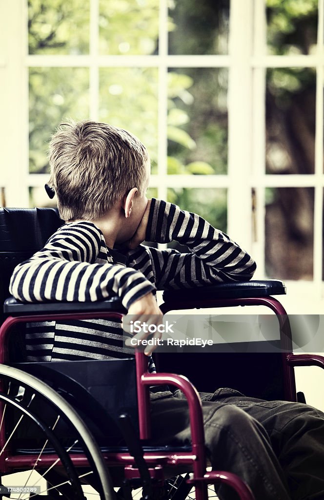 Kleiner Junge im Rollstuhl Blick auf unreachable wistfully Garten - Lizenzfrei 8-9 Jahre Stock-Foto