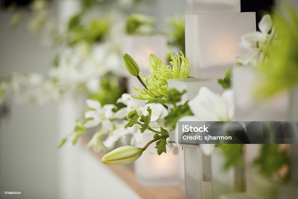 Simple suave Flores para bodas decoración con velas - Foto de stock de Amor - Sentimiento libre de derechos