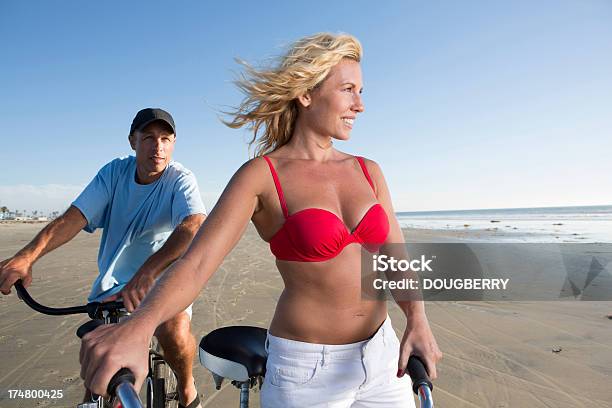 Aty De Vacaciones En La Playa Foto de stock y más banco de imágenes de 30-34 años - 30-34 años, Actividad, Adulto