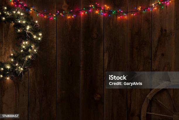 西部 Barnwood Backgroud リースとカラフルなライト - クリスマスライトのストックフォトや画像を多数ご用意 - クリスマスライト, 壁, カラフル