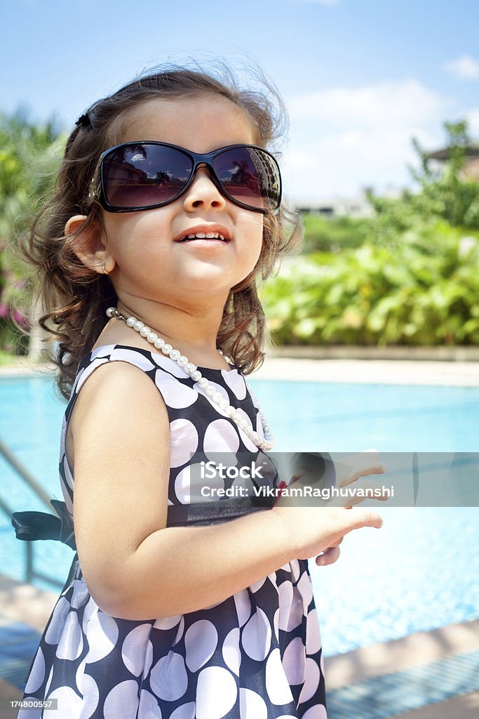 Elegante Alegre India pequeño Retrato de niña al aire libre - Foto de stock de Diversión libre de derechos