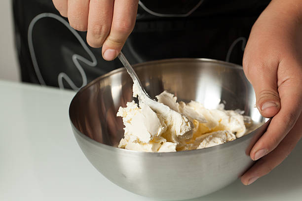 adolescente mãos amalgamating mascarpone em uma tigela - tiramisu dessert cake gourmet - fotografias e filmes do acervo