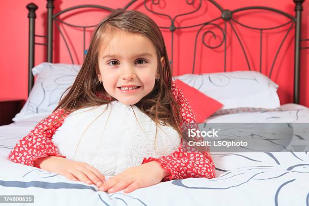 Foto de Garota De Retrato De Crianças Quarto e mais fotos de stock de Aconchegante - Aconchegante, Arquitetura, Artigo de decoração