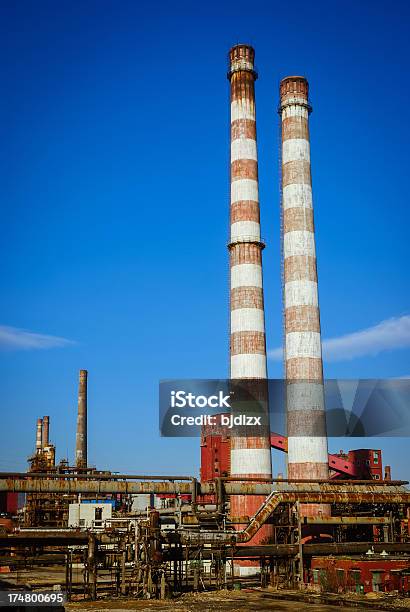 Planta De Aço Com Grande Chaminé - Fotografias de stock e mais imagens de Alterações climáticas - Alterações climáticas, Ao Ar Livre, Azul