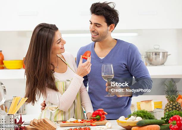 Comida De Amor - Fotografias de stock e mais imagens de Casal - Casal, Gêneros alimentícios, Vinho