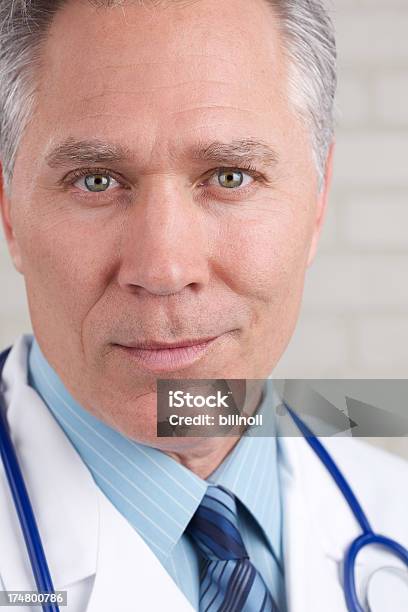 Meados Idade Do Sexo Masculino Médico Olhando Para A Câmara - Fotografias de stock e mais imagens de 40-44 anos