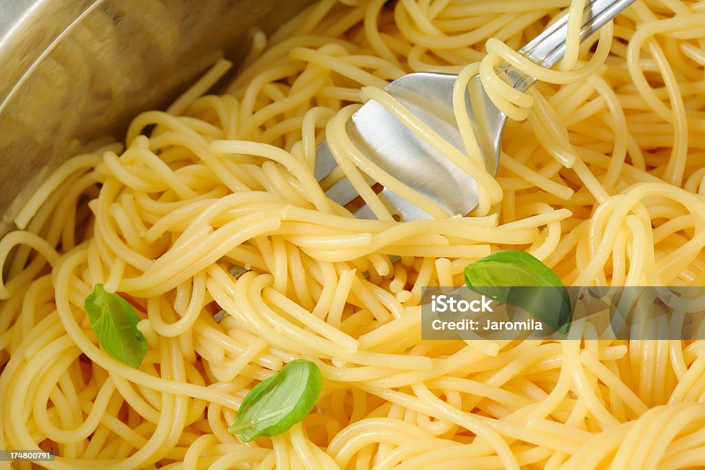 Bol de spaghetti cuit à l'eau et au basilic - Photo de Aliment libre de droits