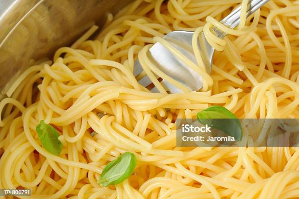 Photo libre de droit de Bol De Spaghetti Cuit À Leau Et Au Basilic banque d'images et plus d'images libres de droit de Aliment - Aliment, Aliment cuit à l'eau, Aliments et boissons