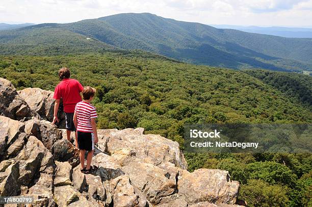 Foto de Crianças Observar A Vista No Parque Nacional De Shenandoah e mais fotos de stock de Longa Caminhada