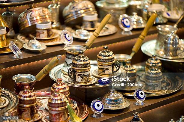 Photo libre de droit de Pot Et Tasse De Café Turc Dans Le Grand Bazar Distanbul En Turquie banque d'images et plus d'images libres de droit de Aliments et boissons