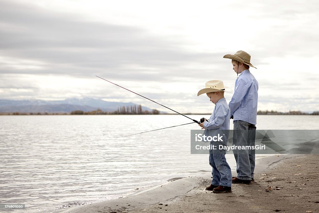 Hermanos usando sombrero de vaquero de pesca - Foto de stock de 10-11 años libre de derechos