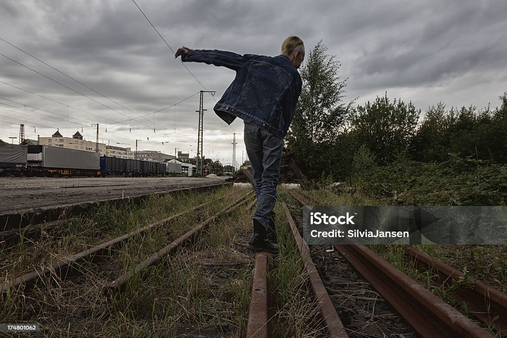 Adolescente rairoad équilibre sur une piste - Photo de Adolescent libre de droits