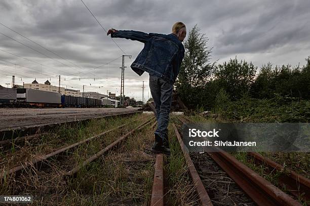 Photo libre de droit de Adolescente Rairoad Équilibre Sur Une Piste banque d'images et plus d'images libres de droit de Adolescent - Adolescent, Jeunes garçons, 14-15 ans