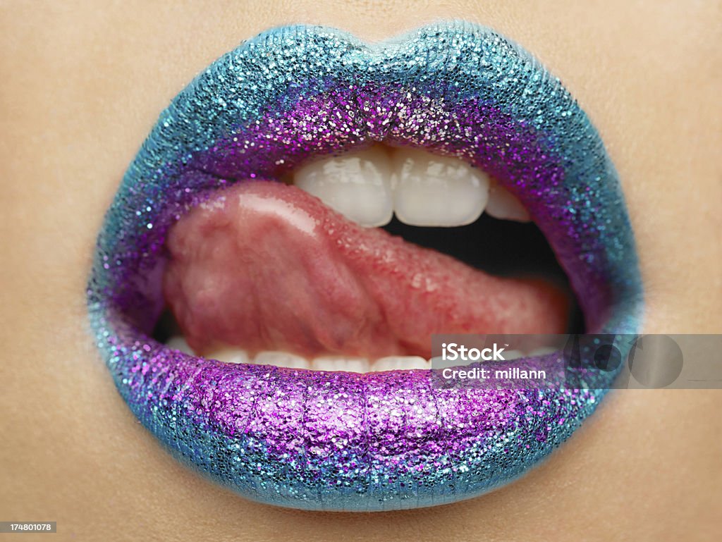 Bela foto (close-up) de turquesa e roxo feminino lábios - Foto de stock de Batom royalty-free