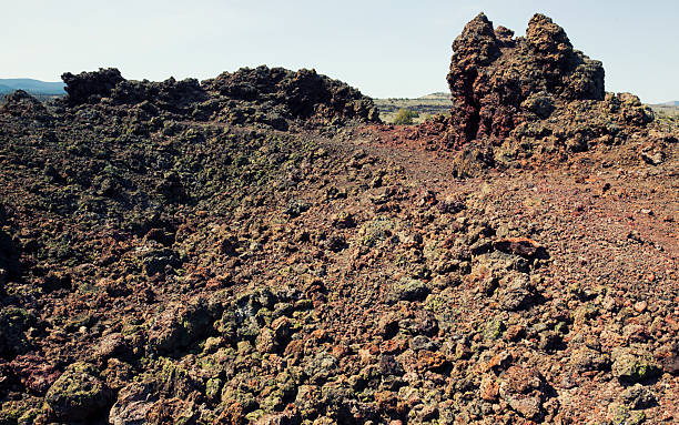 cratere nero in lava singoli monumento nazionale - lava beds national monument foto e immagini stock