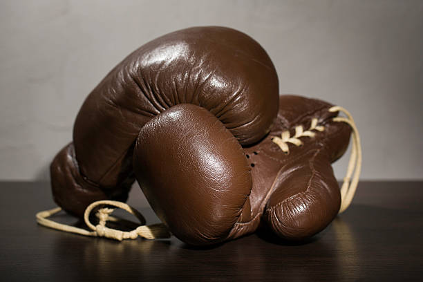 guanti da boxe - conflict boxing glove classic sport foto e immagini stock