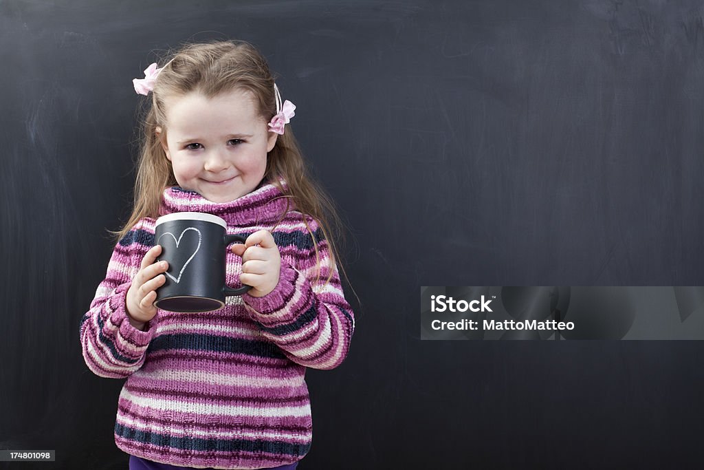 Linda chica frente de un chalkboard - Foto de stock de Aprender libre de derechos