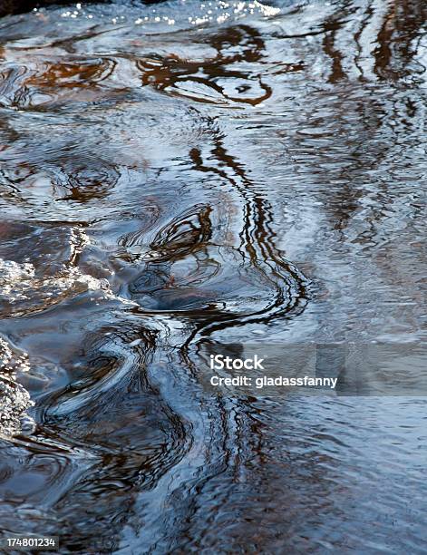 Distorto Riflessioni - Fotografie stock e altre immagini di Acqua - Acqua, Acqua fluente, Ambientazione esterna