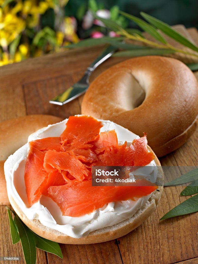 Pão Bagel com salmão defumado. - Foto de stock de Assar royalty-free
