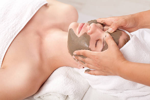 trattamento cosmetico con fanghi medicinali - mud wellbeing spa treatment beautician foto e immagini stock