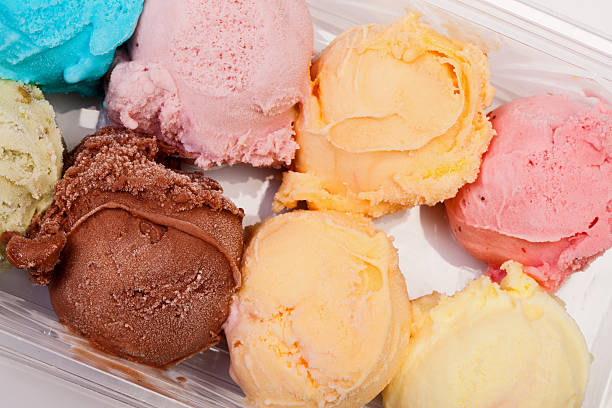 ice sorvete - scoop in front of portion colors - fotografias e filmes do acervo