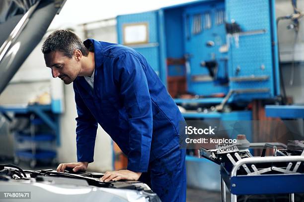 Olhar Em O Capuz - Fotografias de stock e mais imagens de Adulto - Adulto, Capô de Carro, Carro