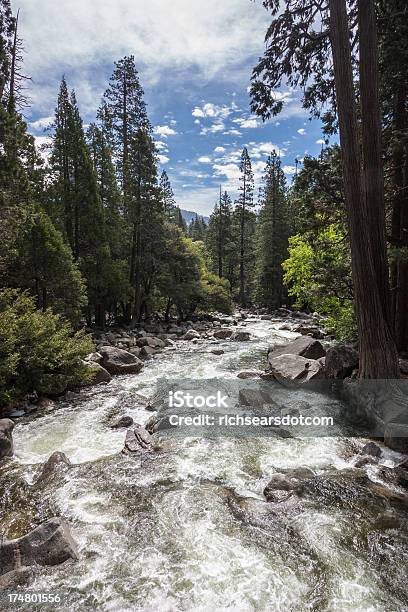 Rzeka Poniżej Wodospad Yosemite - zdjęcia stockowe i więcej obrazów Bez ludzi - Bez ludzi, Chmura, Fotografika