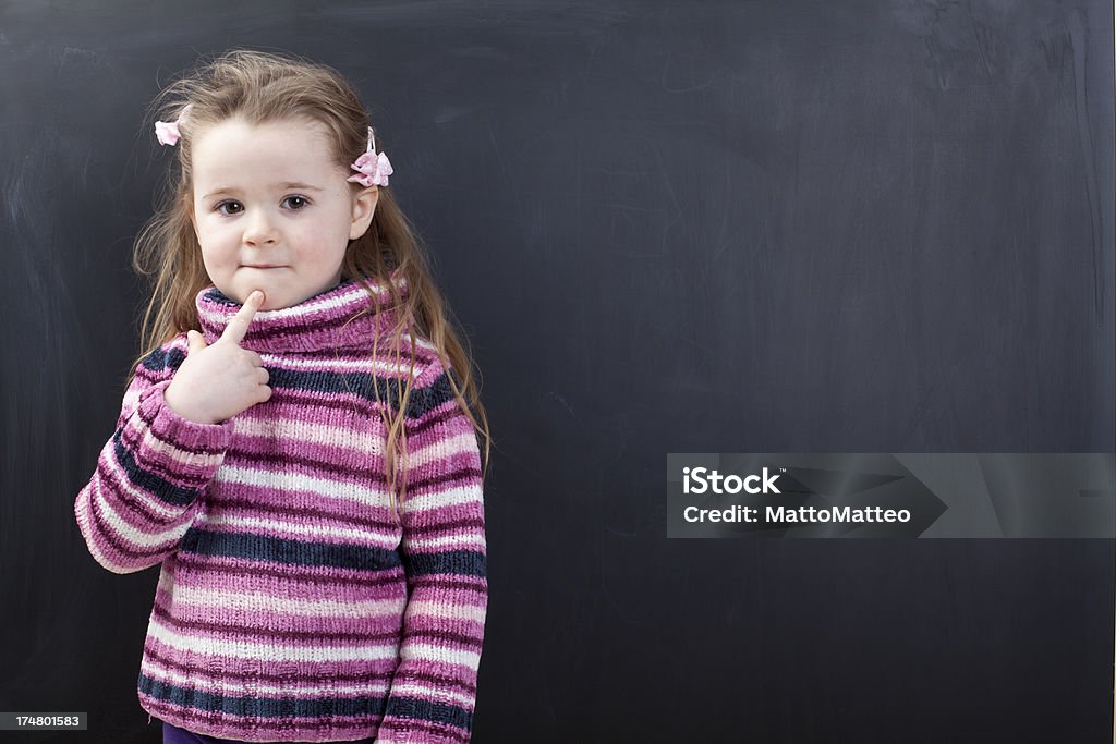 귀여운 여자아이 앞에서 칠판 - 로열티 프리 소녀 스톡 사진