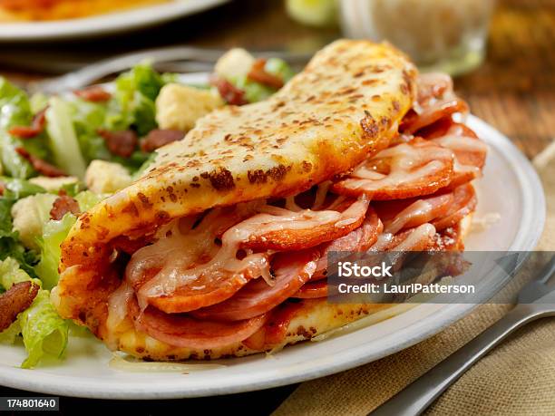 Foto de Iitalian Fatbread e mais fotos de stock de Alface - Alface, Assado no Forno, Carne