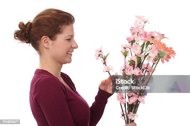 Retrato De Feliz Mulher Com Flores - Fotografias de stock e mais imagens de 20-29 Anos - 20-29 Anos, 25-29 Anos, Adulto