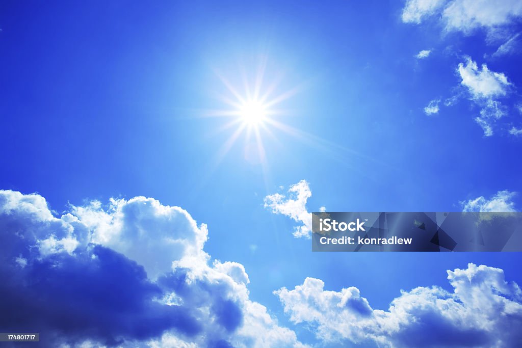 Star-strahlenden Sonnenschein über dem blauen Himmel - Lizenzfrei Bedeckter Himmel Stock-Foto