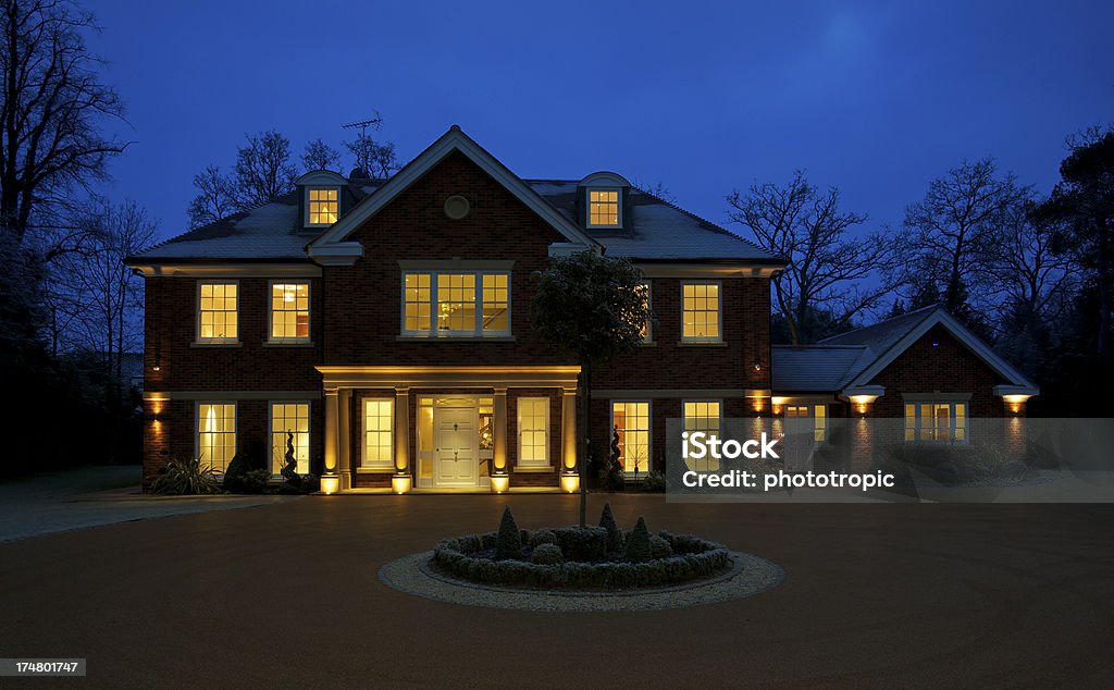 De luxe maison au crépuscule - Photo de Nuit libre de droits