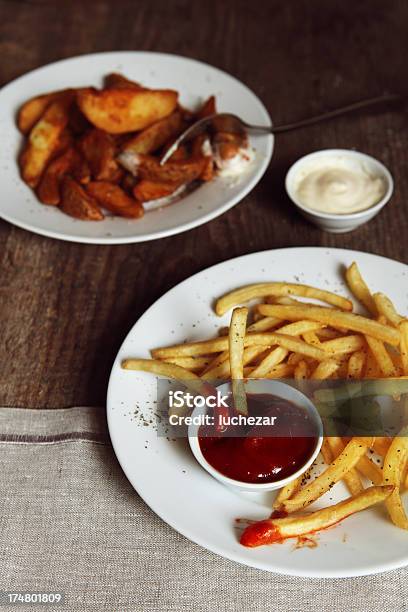 Patatine Fritte Con Salsa - Fotografie stock e altre immagini di Alimentazione non salutare - Alimentazione non salutare, Ambientazione interna, Arrosto - Cibo cotto