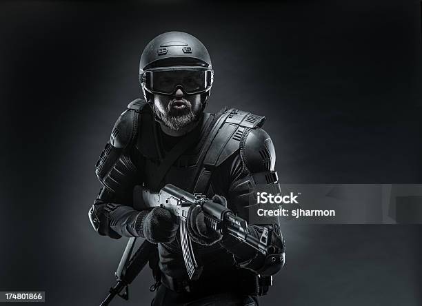 Pronto Per Lotta Contro Il Terrorismo Il Soldier Personale - Fotografie stock e altre immagini di AK-47