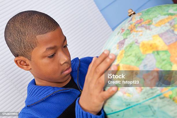小学生の男の子 7 8 歳のお子様にいは世界各地の学校 - 一般的のストックフォトや画像を多数ご用意 - 一般的, 好奇心, 教室