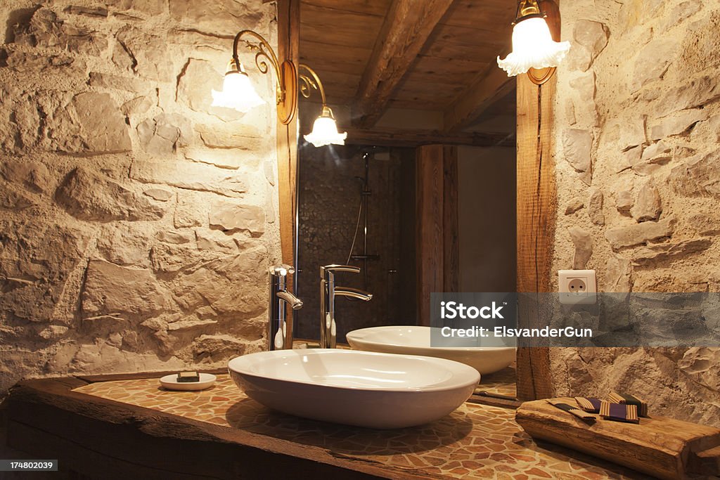 modern lavatório em uma antiga restaurados-das-Chaminés - Royalty-free Noite Foto de stock