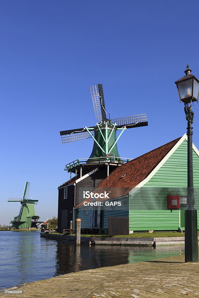 Ritiro storico di mulini a vento in una riga di Zaanse Schans - Foto stock royalty-free di Acqua