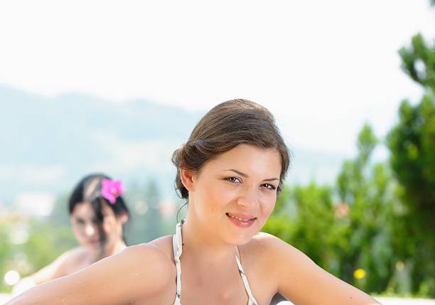close-up of красивая молодая кавказский женщины/девушки, отдыха на открытом воздухе - summerwear стоковые фото и изображения
