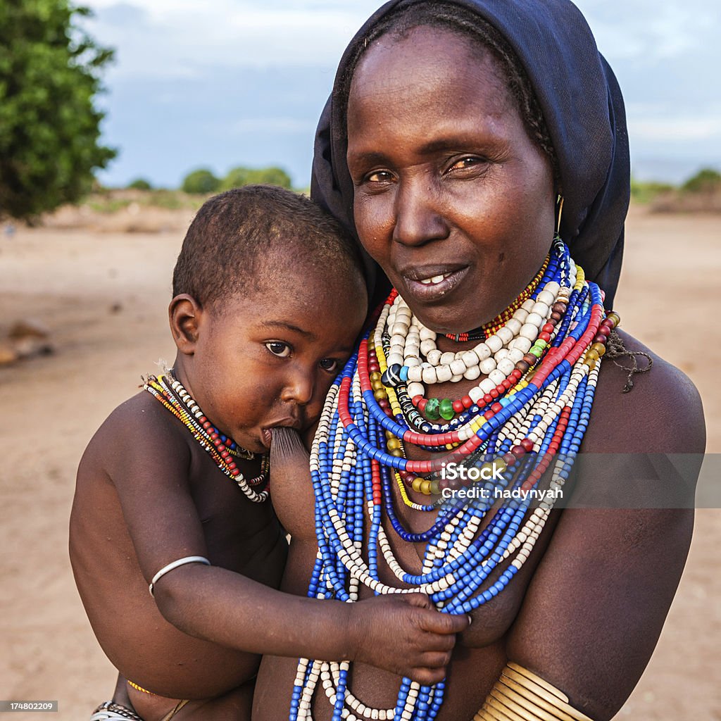 Erbore donna di una tribù con il Suo bambino, Africa, Etiopia - Foto stock royalty-free di A petto nudo