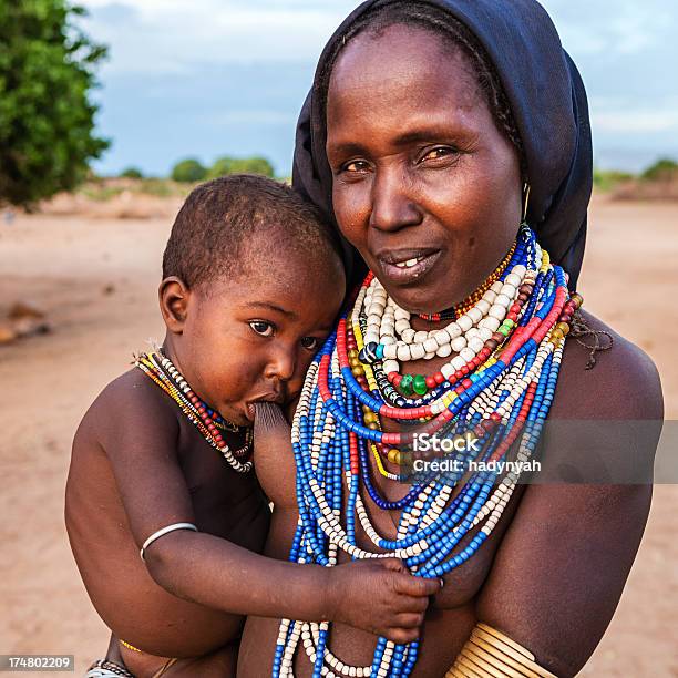 Erbore Donna Di Una Tribù Con Il Suo Bambino Africa Etiopia - Fotografie stock e altre immagini di A petto nudo