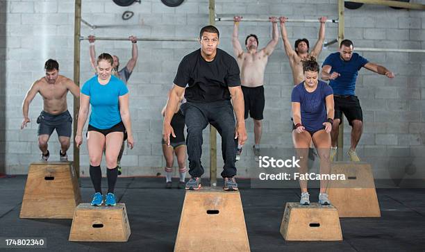 Crossfit Atletas Foto de stock y más banco de imágenes de 16-17 años - 16-17 años, 18-19 años, 20 a 29 años