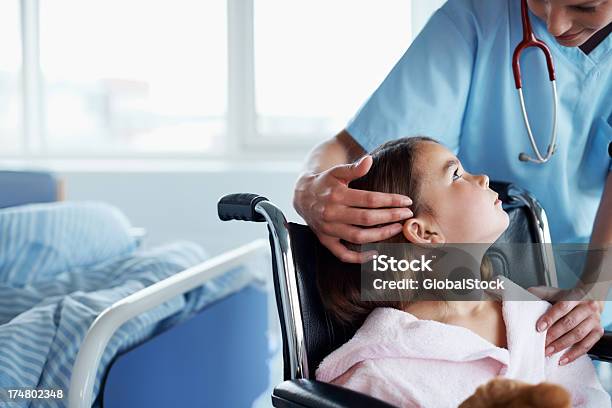 Está Tudo Bem - Fotografias de stock e mais imagens de Criança - Criança, Cadeira de Rodas, Profissional de enfermagem