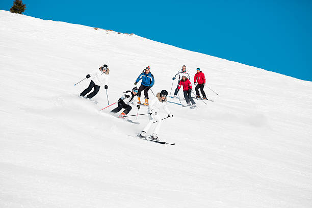 narciarstwo grupy na stok w górach - winter friendship france italy zdjęcia i obrazy z banku zdjęć