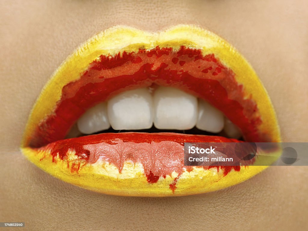 Foto de belleza (close-up) de rojo/amarillo hembra labios. - Foto de stock de Adulto libre de derechos