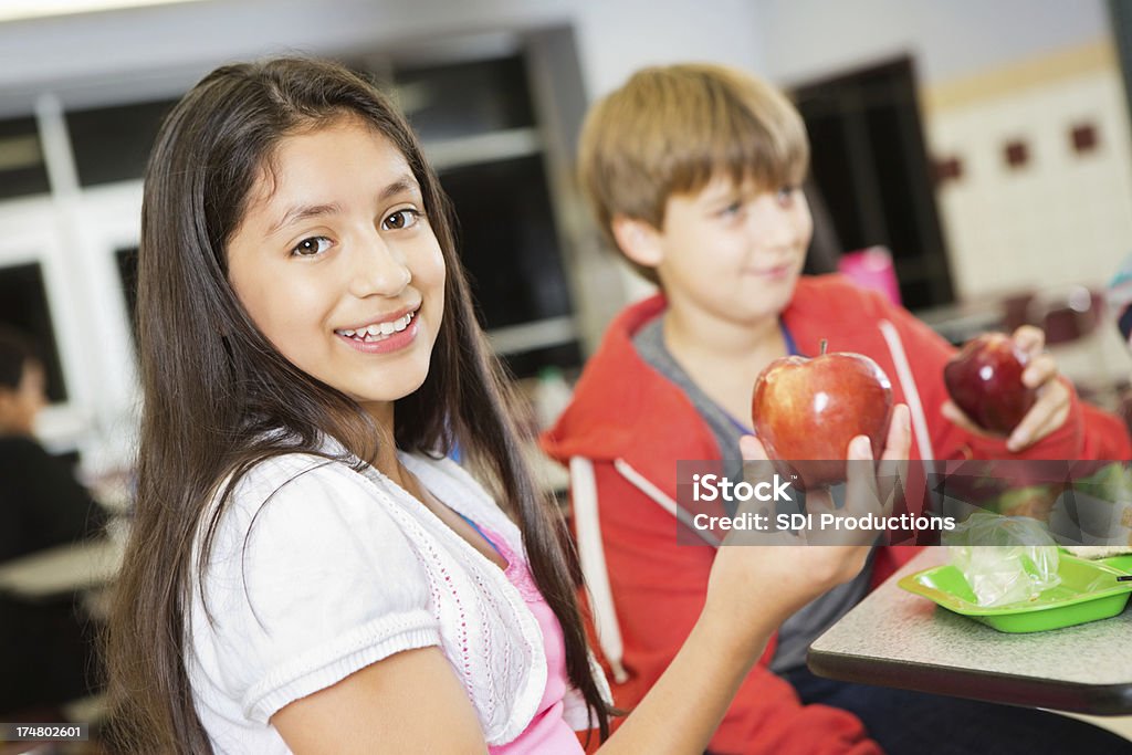 Szkoły podstawowej dziewczynka jedzenie zdrowy obiad w kawiarni - Zbiór zdjęć royalty-free (Jeść)