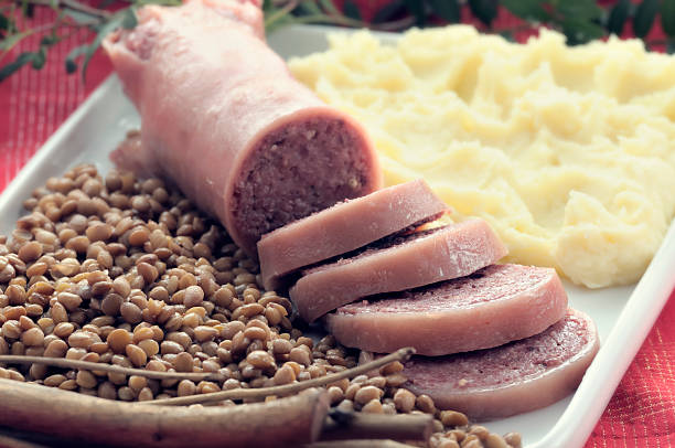 cerdo de pezuña con puré de papas y lentejas - lentil dinner holiday mediterranean cuisine fotografías e imágenes de stock