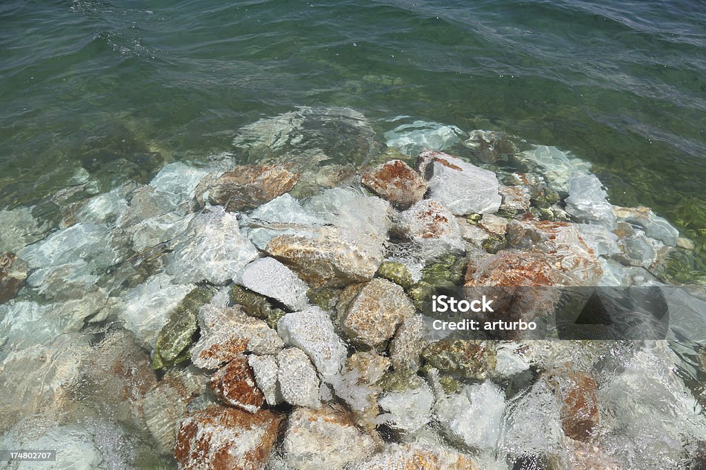 rock pile in turchese dell'oceano blu mediterraneo Trogir in Croazia - Foto stock royalty-free di Acqua