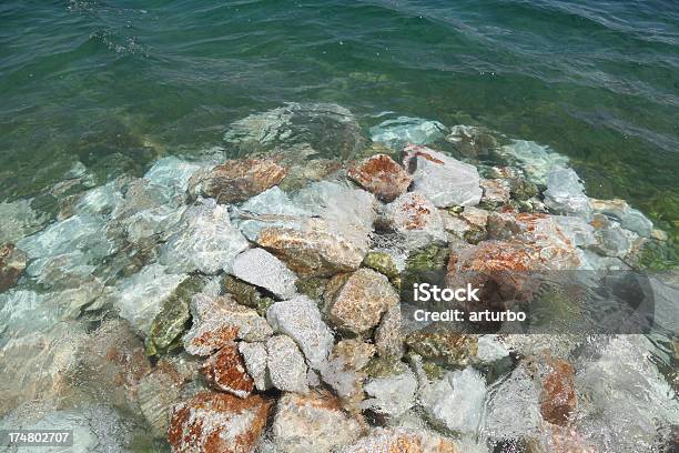 Rock Pile In Turchese Delloceano Blu Mediterraneo Trogir In Croazia - Fotografie stock e altre immagini di Acqua