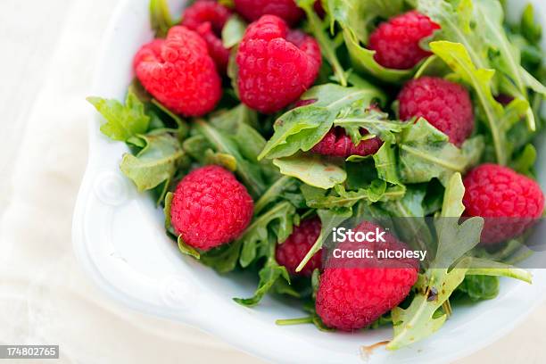 Rucola Und Himbeersalat Stockfoto und mehr Bilder von Abnehmen - Abnehmen, Balsamico, Bildkomposition und Technik