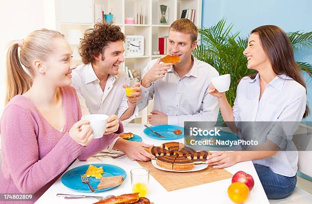 Amigos Tendo O Pequenoalmoço - Fotografias de stock e mais imagens de 20-29 Anos - 20-29 Anos, Adulto, Alimentação Saudável